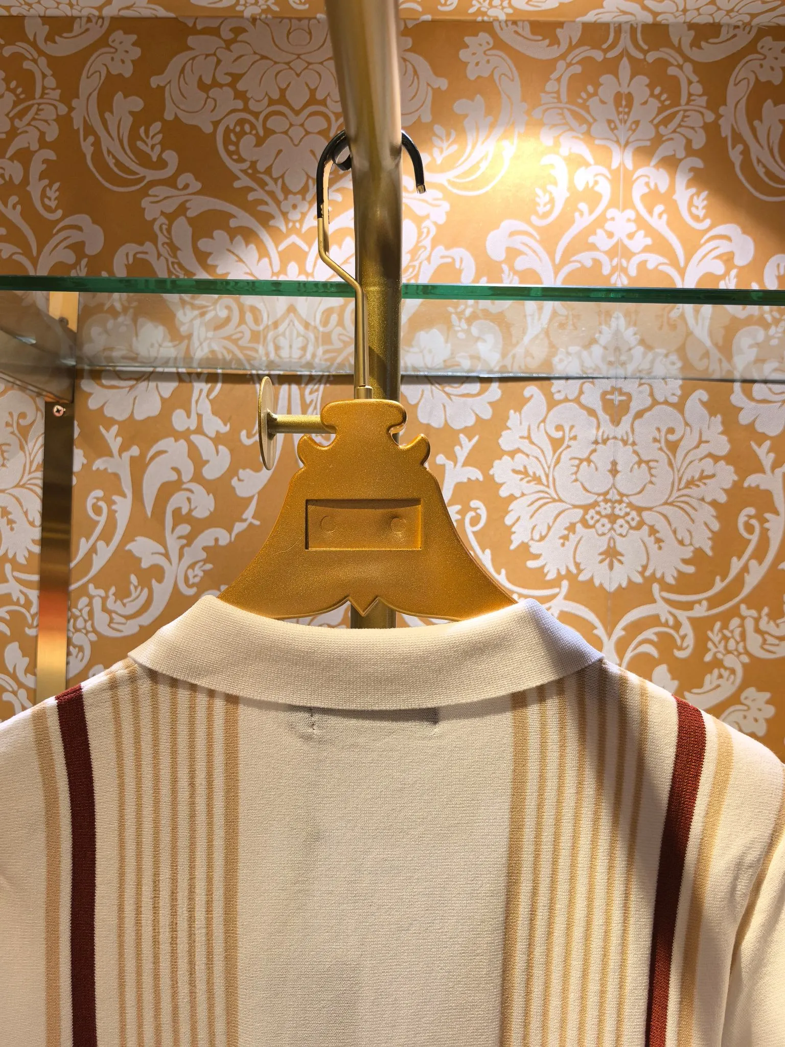 Counter synchronization Loro Piana 2026/ss New Arrival sweater Striped design Loro Piana hand-stitched hardware on the chest The fabric is perfectly made with 14 needles of imported machines. The counter restores one-to-one upper body spirit Comfortable Breathable Slim fit Color White Sizes S M L XL